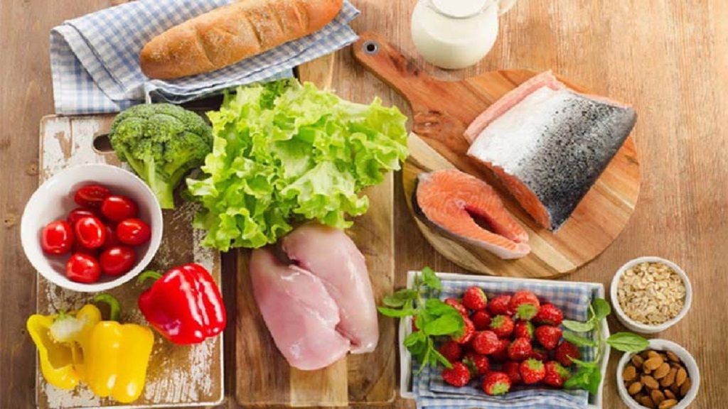 Rau xanh và thực phẩm giàu chất xơ là nền tảng của chế độ ăn giảm mỡ máu 