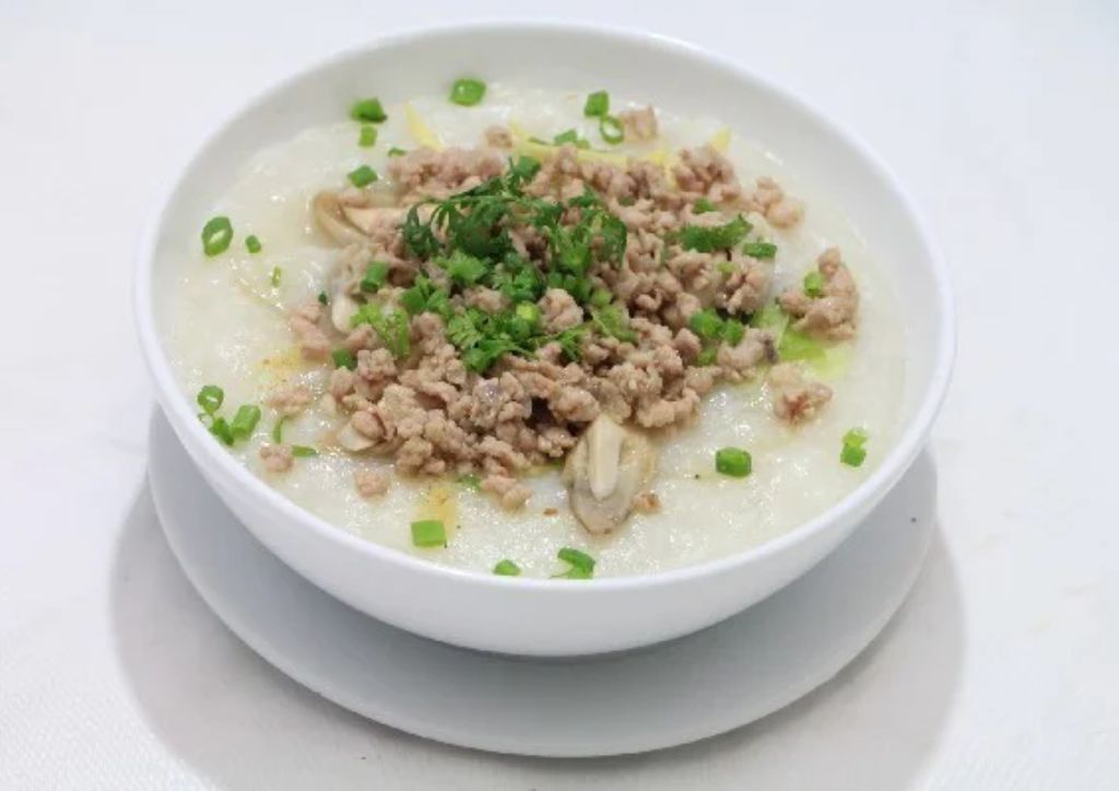 Cháo loãng và súp ninh nhừ là lựa chọn dinh dưỡng lý tưởng giúp người bệnh dễ hấp thu.