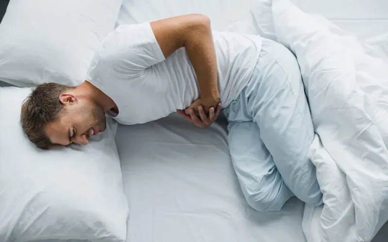 Các triệu chứng đau bụng và vàng da thường xuất hiện rõ rệt ở giai đoạn 3 