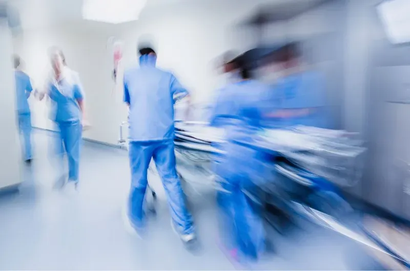 Chảy máu âm đạo bất thường sau quan hệ có thể là dấu hiệu của tổn thương vùng kín