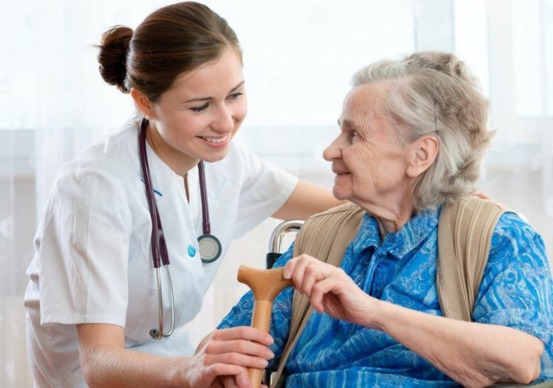 Việc dùng thuốc điều trị huyết áp cần có sự giám sát của nhân viên y tế