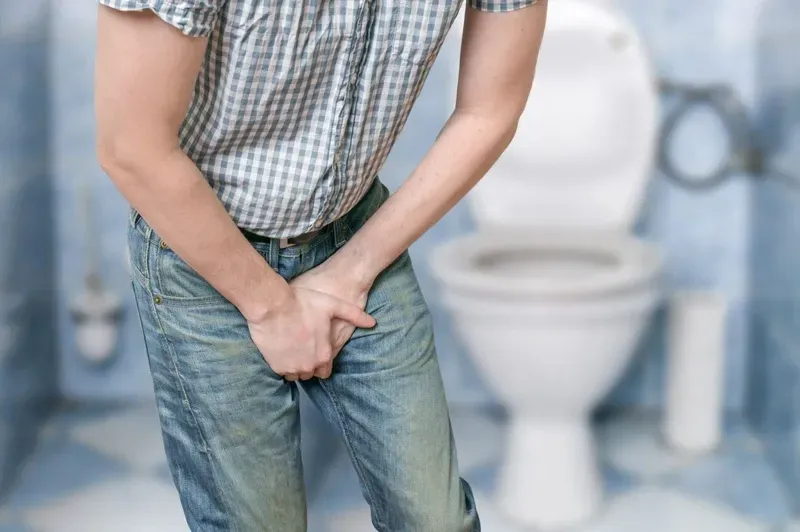 Viêm nang lông có thể gây mụn đỏ nhỏ ở thân dương vật gây ra cảm giác khó chịu.