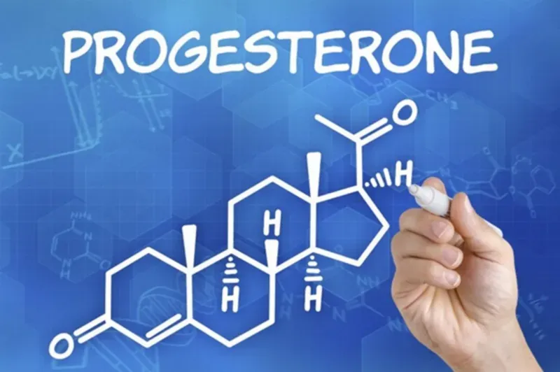 Sự biến động của hormone progesterone trong chu kỳ kinh nguyệt là nguyên nhân chính gây ra cảm giác hụt hơi, khó thở 