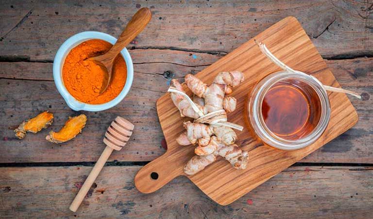 Người chuẩn bị làm phẫu thuật cần ngưng uống nghệ tươi trước 2 tuần để đảm bảo khả năng đông máu