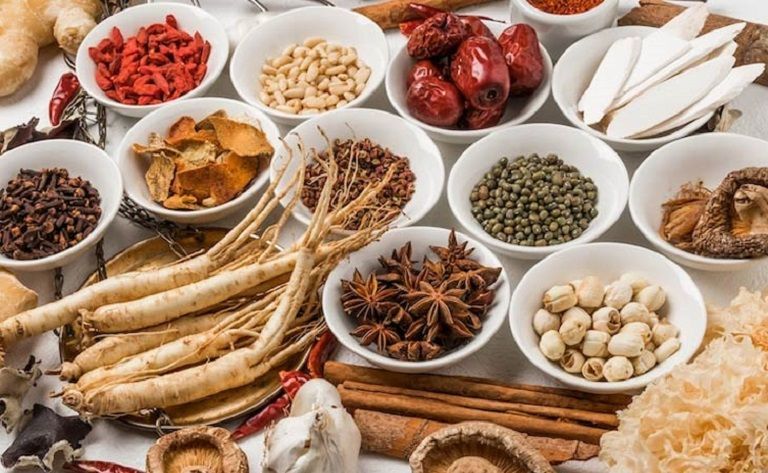 Không tắm nước quá lạnh đột ngột để giảm nguy cơ liệt dây thần kinh số 7