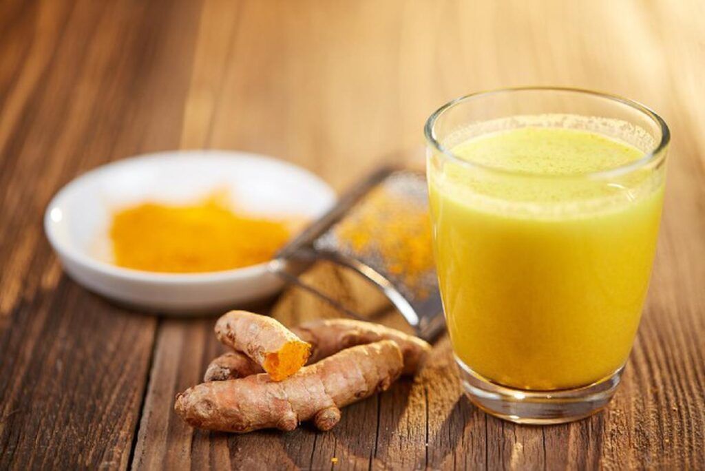 Nên pha tinh bột nghệ với nước ấm để giữ trọn vẹn hoạt chất Curcumin 