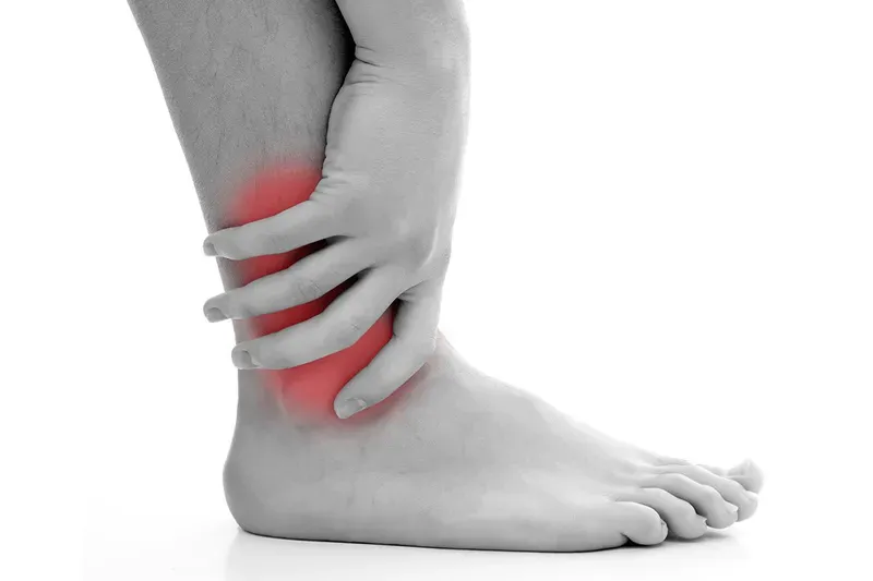 Hình ảnh minh họa cấu trúc cột sống và tình trạng lệch khớp giữa các đốt sống gây đau lưng