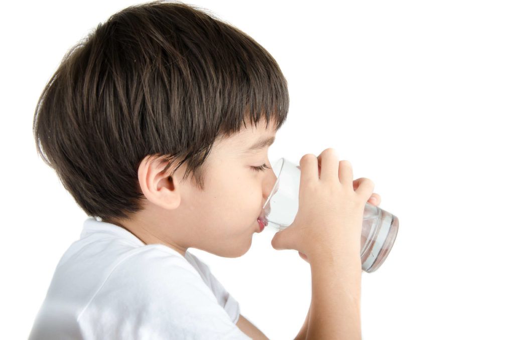 Rửa mũi bằng bình chuyên dụng giúp loại bỏ dị nguyên và làm sạch hốc mũi hiệu quả 