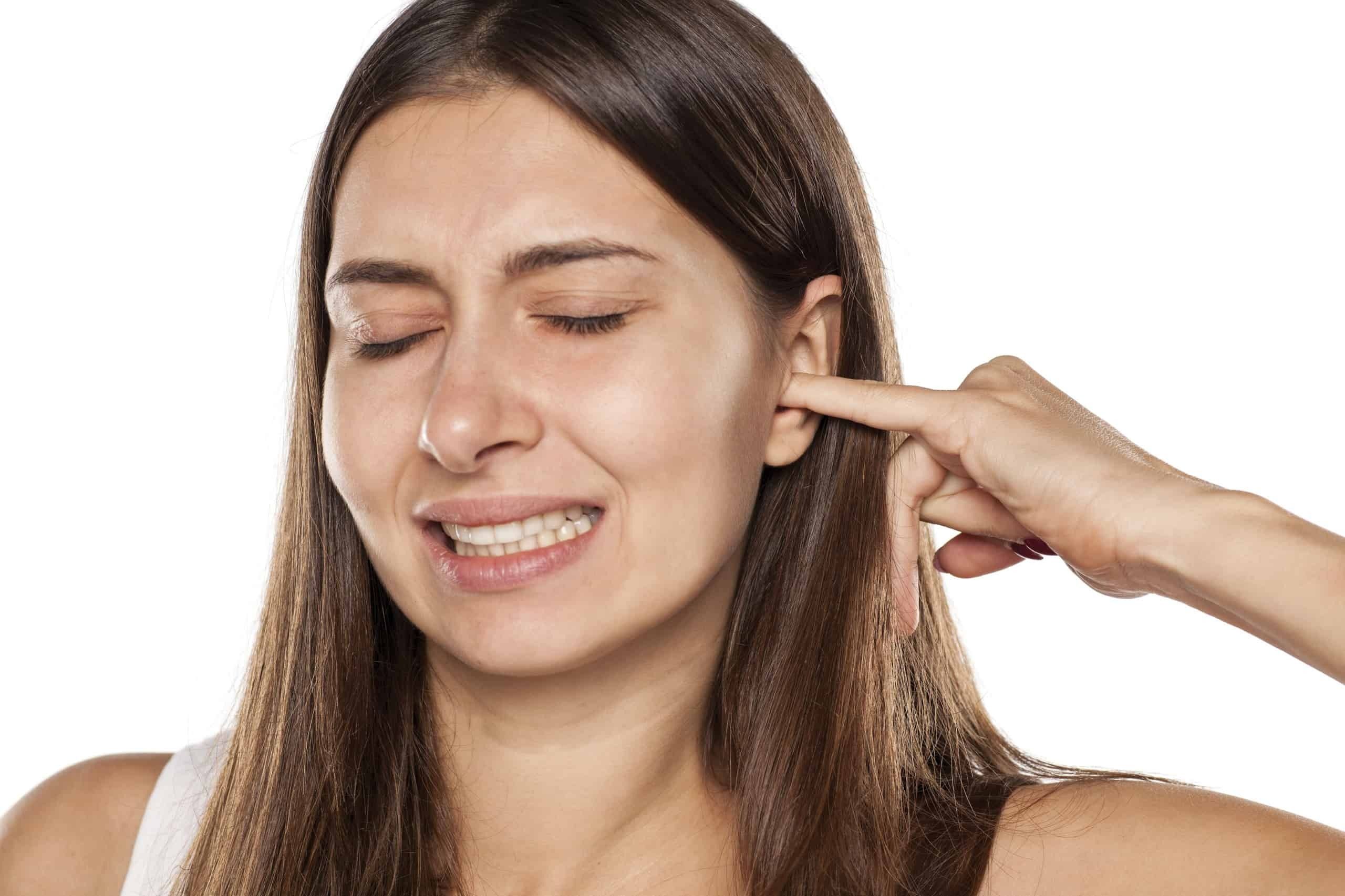 Sử dụng nút tai khi bơi giúp ngăn ngừa nước đọng gây viêm nhiễm
