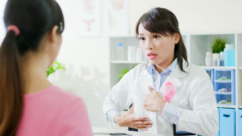 Nguyên nhân chính xác dẫn đến ung thư vú ở trẻ em vẫn là một dấu hỏi lớn đối với giới khoa học, tuy nhiên nhiều nghiên cứu đã chỉ ra các yếu tố nguy cơ quan trọng. Đầu tiên là yếu tố di truyền và đột biến gen. Những trẻ mang đột biến gen BRCA1, BRCA2 hoặc mắc các hội chứng di truyền như hội chứng Li-Fraumeni (liên quan đến đột biến gen TP53) có nguy cơ phát triển nhiều loại ung thư từ sớm, bao gồm cả ung thư vú. Thứ hai là tiền sử phơi nhiễm với bức xạ. Những trẻ em từng phải điều trị tia xạ vùng ngực để chữa các bệnh ung thư khác như bệnh Hodgkin hoặc u lympho không Hodgkin có nguy cơ mắc ung thư vú thứ phát cao hơn nhiều lần so với trẻ bình thường. Việc tầm soát sớm là cần thiết khi trẻ có các yếu tố nguy cơ di truyền
