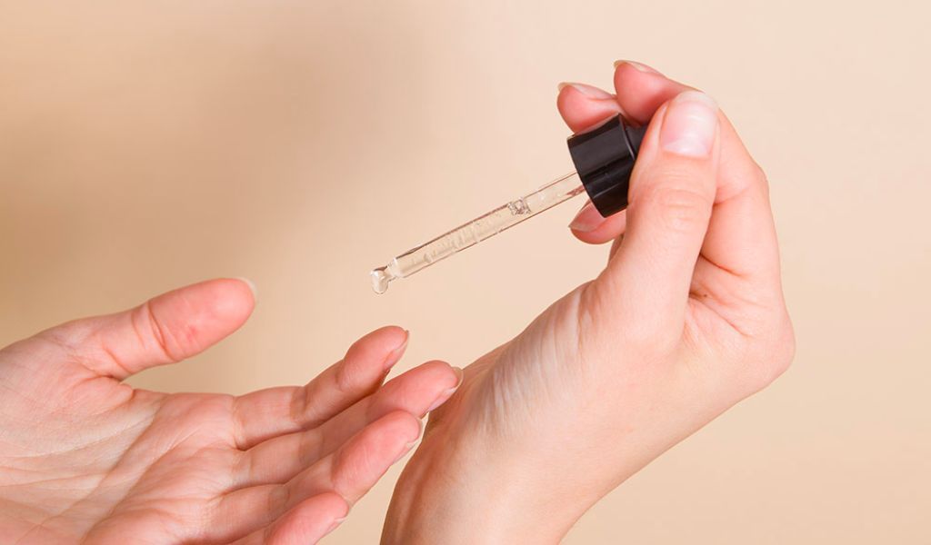Thử nghiệm một lượng nhỏ serum lên mặt trong của cổ tay để kiểm tra độ an toàn