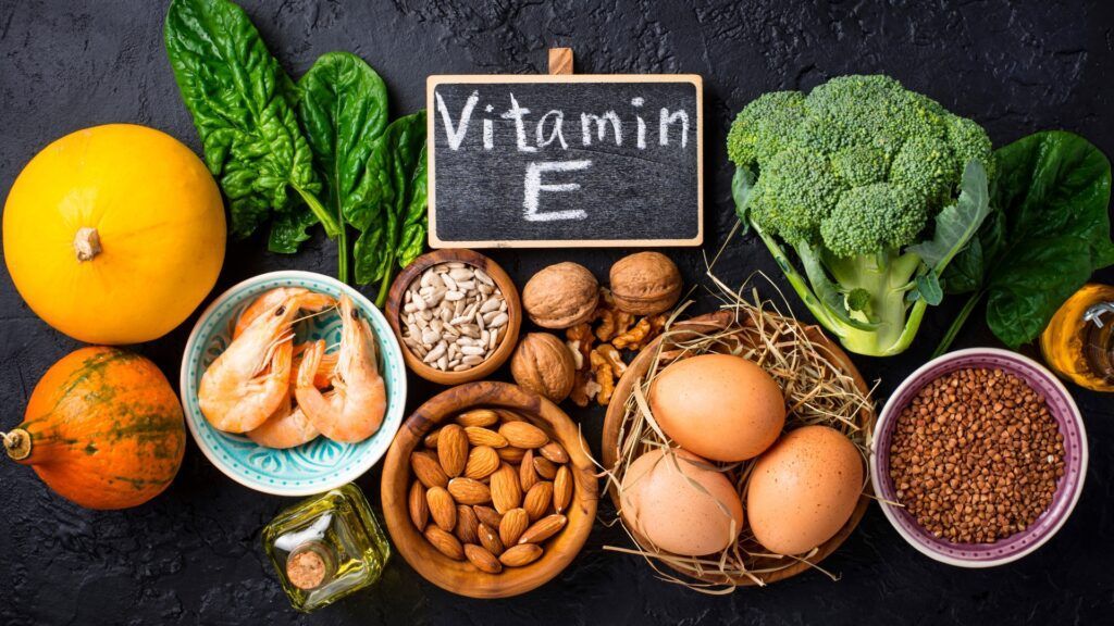 Hình ảnh minh họa các nguồn thực phẩm giàu vitamin E trong chế độ ăn hằng ngày. 