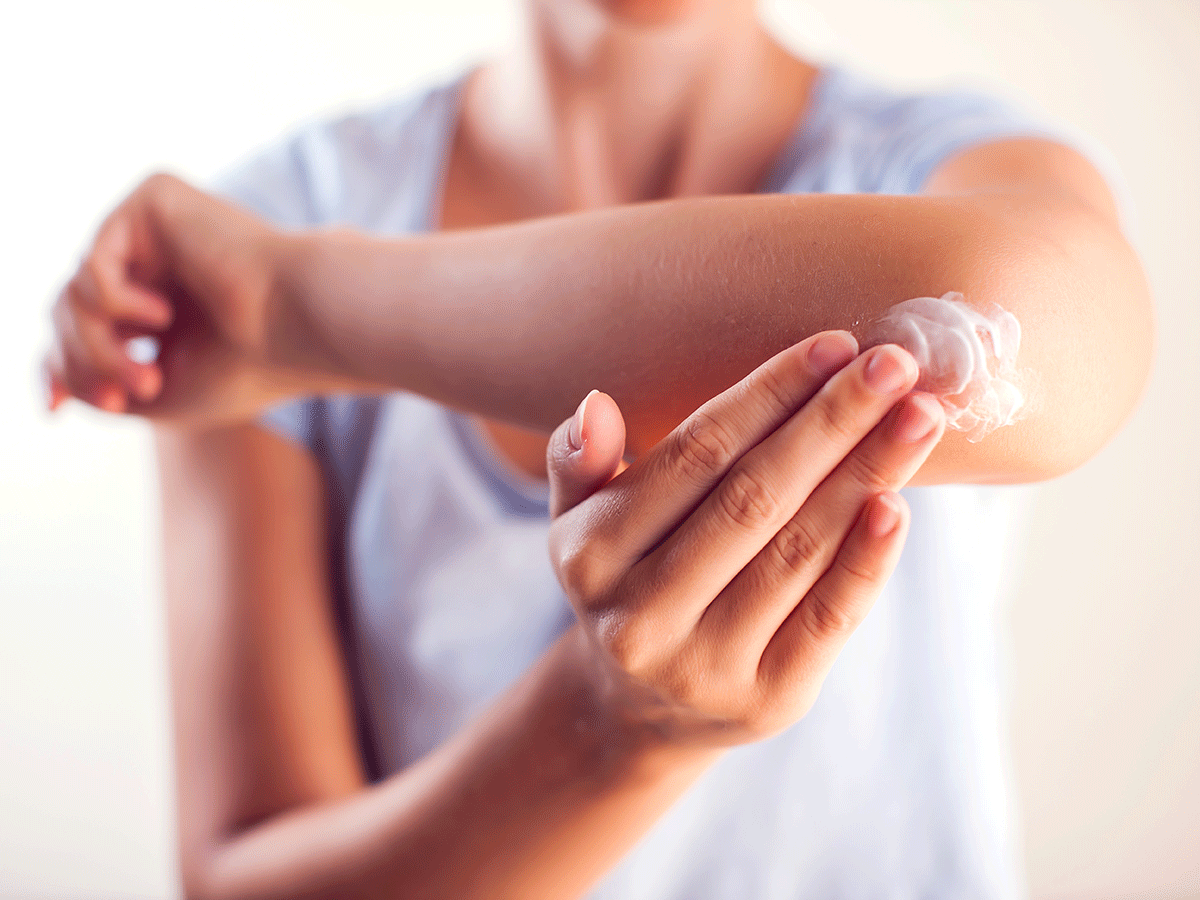 Thoa một lớp kem mỏng là nguyên tắc cơ bản để thuốc thẩm thấu hiệu quả và an toàn