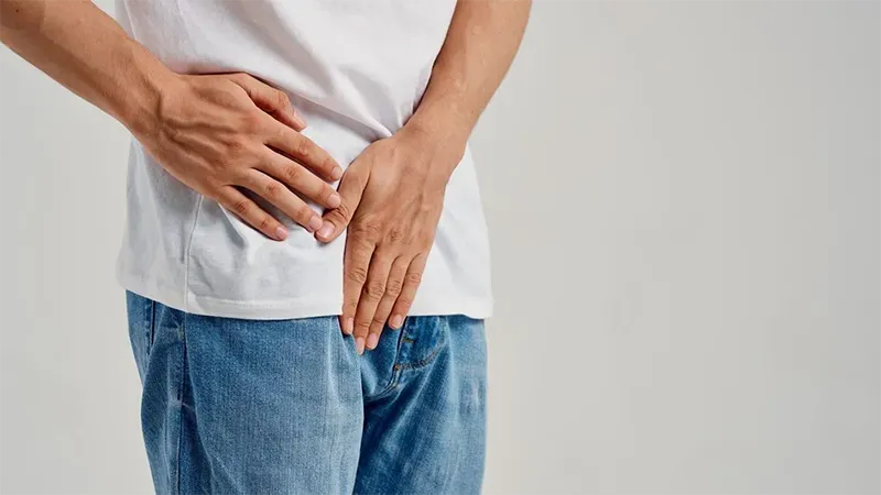 Hình minh họa giãn tĩnh mạch thừng tinh có thể gây cảm giác nặng và đau âm ỉ vùng bìu