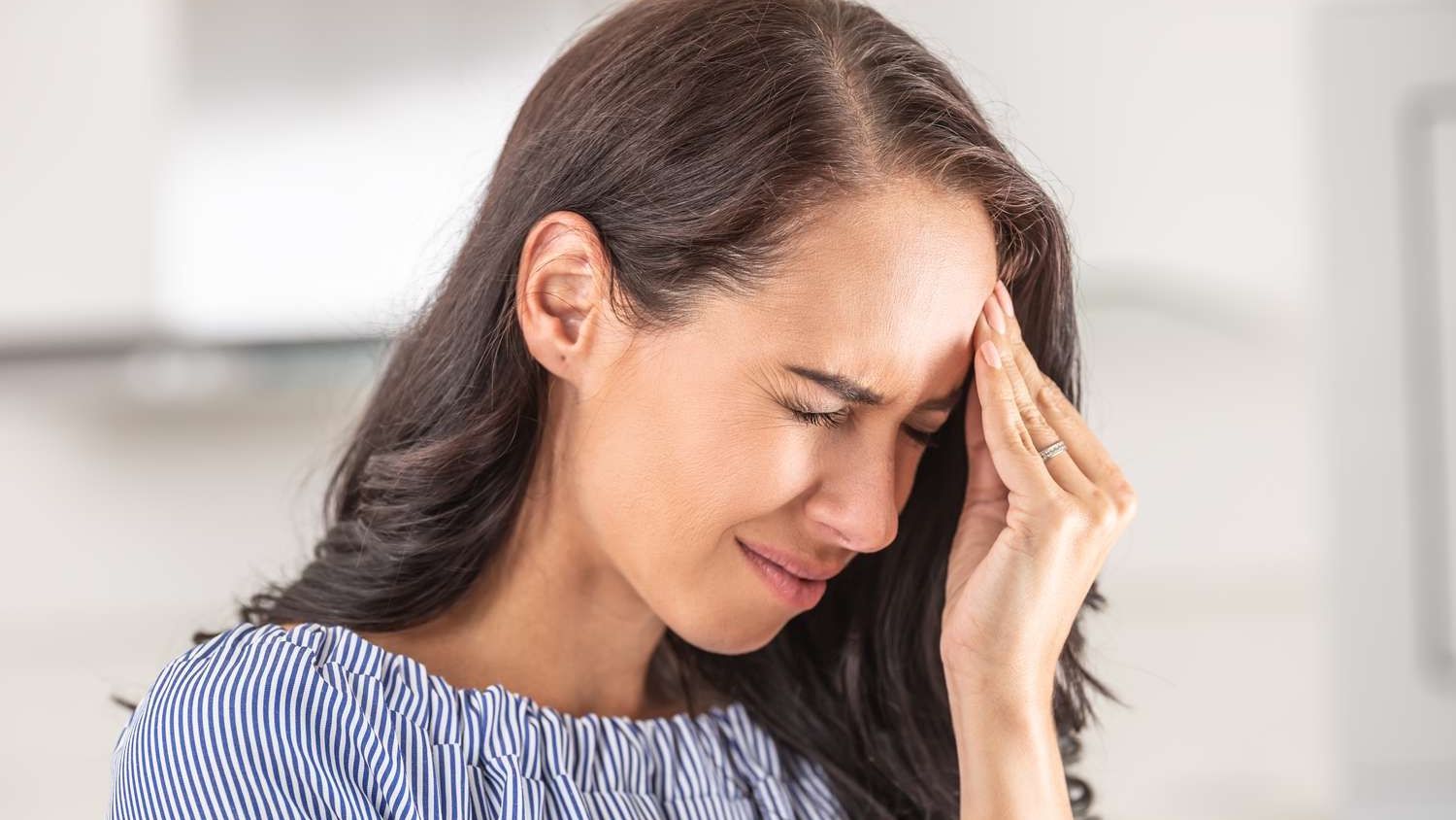 Bấm huyệt đúng cách giúp tăng cường lưu thông khí huyết và hỗ trợ giảm các triệu chứng ù tai do suy nhược
