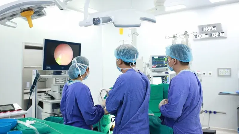 Nếu xuất hiện dấu hiệu bất thường như sốt, đau tăng hoặc chảy máu nhiều, cần đến cơ sở y tế ngay để được kiểm tra 