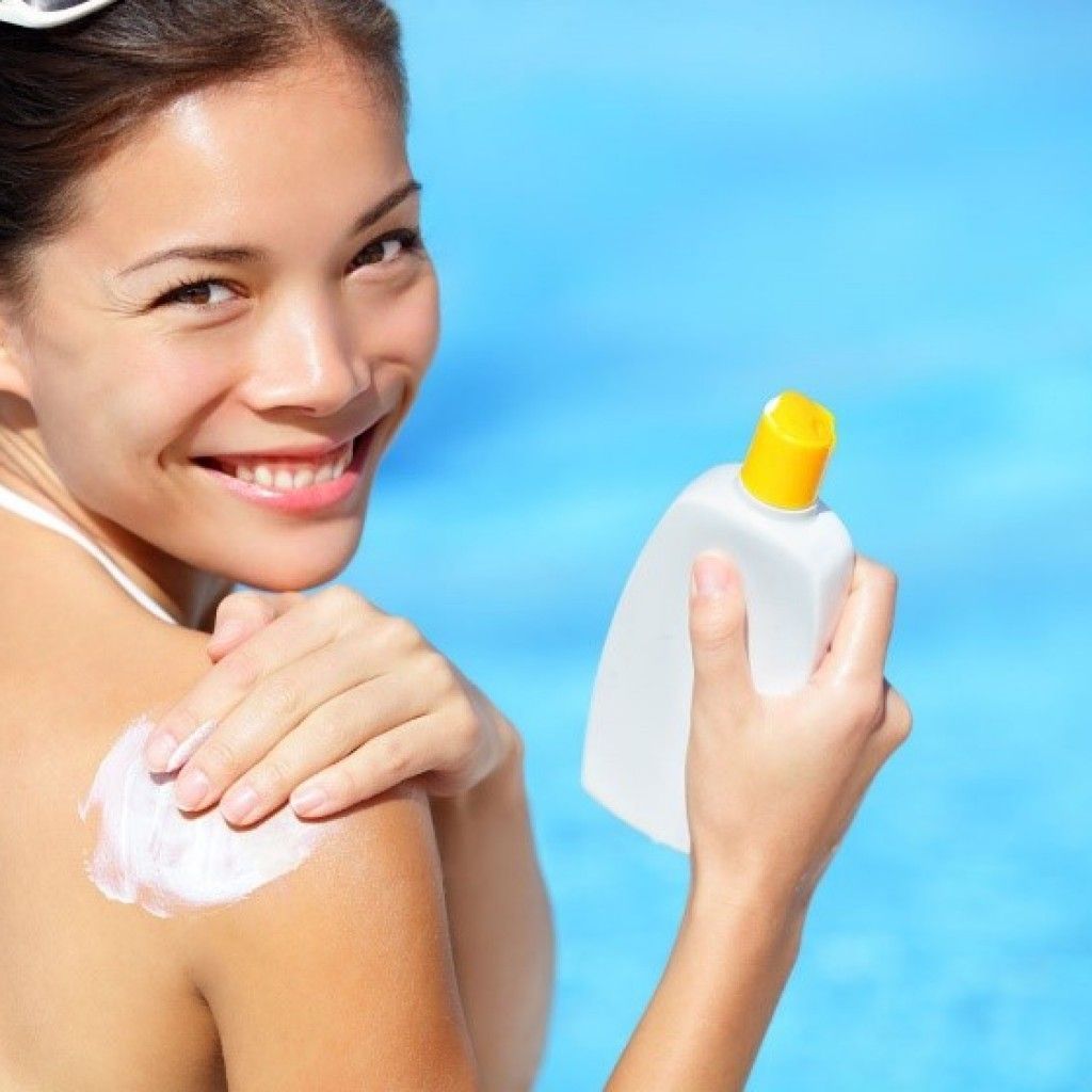 Trang bị đầy đủ mũ rộng vành, kính râm và kem chống nắng trước khi ra ngoài trời