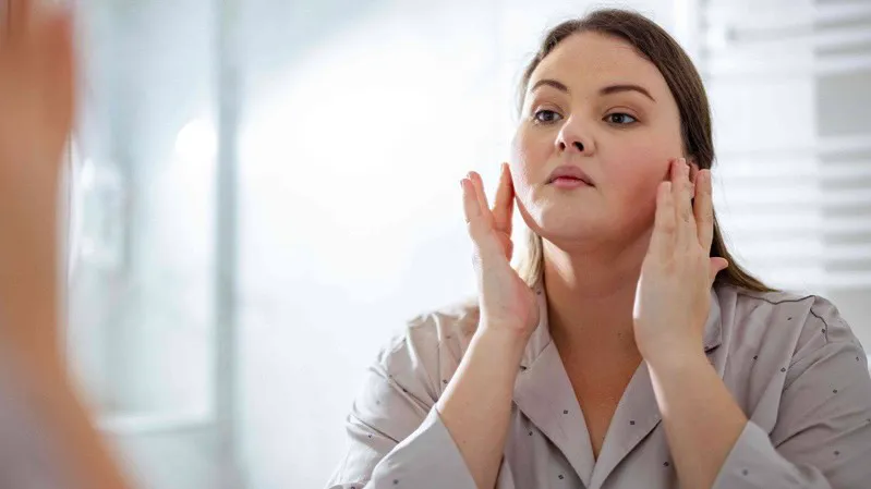 Chườm lạnh là biện pháp phổ biến giúp giảm sưng sau khi bị va đập