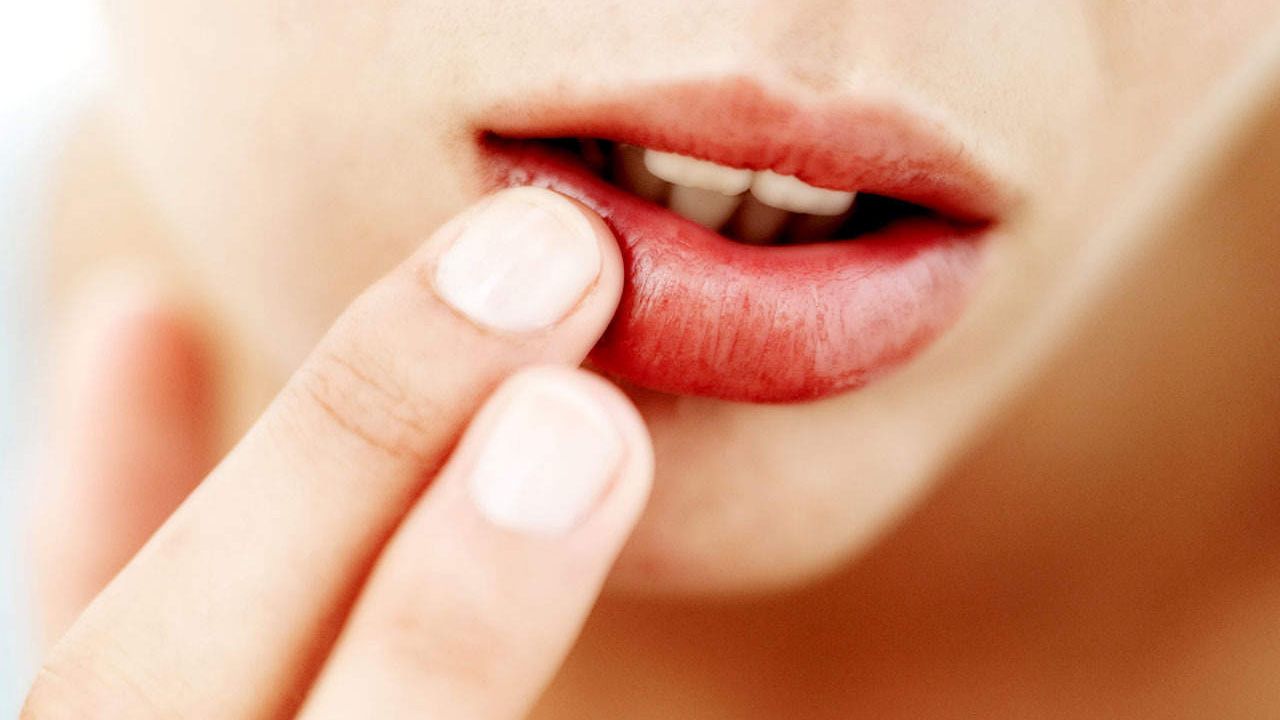 Sau khi phun xăm, môi có thể xuất hiện tình trạng sưng nhẹ do phản ứng tự nhiên của da môi.