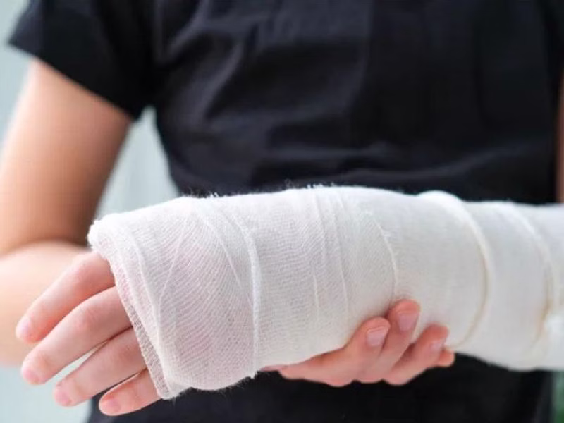 Hình ảnh minh họa triệu chứng đau lưng và co cứng cơ khi bị trật khớp lưng