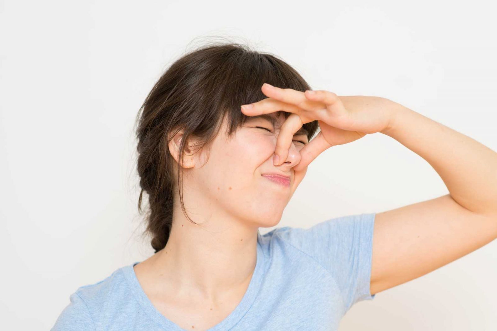 Uống đủ nước là cách đơn giản nhất để làm loãng các chất gây mùi trong nước tiểu 