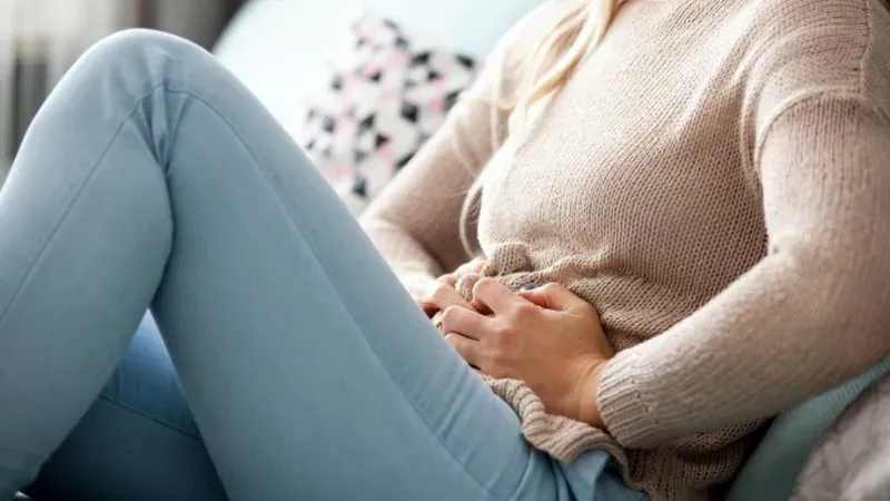 Các dấu hiệu đau bụng và ra máu âm đạo bất thường cần được theo dõi sát sao
