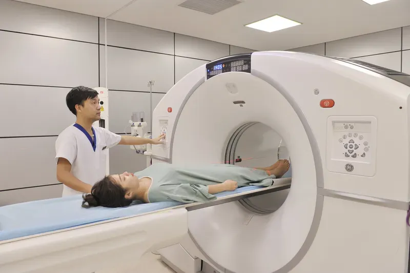 Chụp cắt lớp vi tính CT-scan giúp bác sĩ đánh giá chính xác kích thước và đặc tính xâm lấn của khối u di căn thượng thận