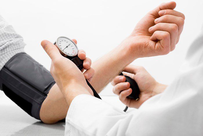 Khi bị cảm sốt cao, người bệnh cần được thăm khám y khoa thay vì tự ý áp dụng các liệu pháp xông hơi