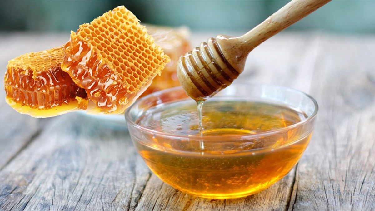 Mật ong là biện pháp căn bản để duy trì độ ẩm cho đôi môi từ bên trong 