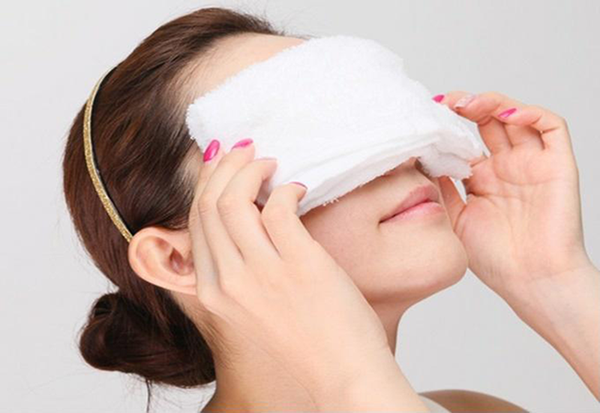 Lau mát bằng nước ấm là biện pháp hỗ trợ hạ sốt an toàn cho trẻ 