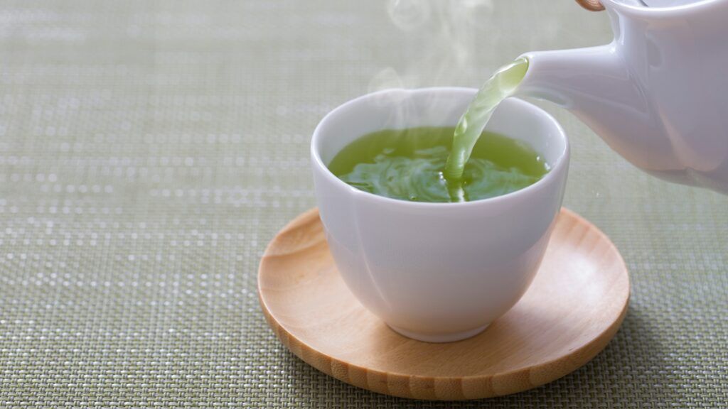 Uống một ly trà xanh ngay sau bữa ăn giúp ngăn chặn hiệu quả sự hấp thu sắt từ thực phẩm vào cơ thể .