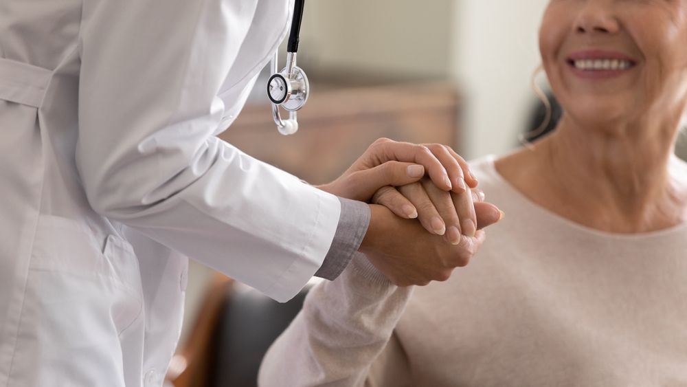 Duy trì tinh thần lạc quan và hỗ trợ tại nhà là cần thiết cho người bệnh Parkinson giai đoạn đầu
