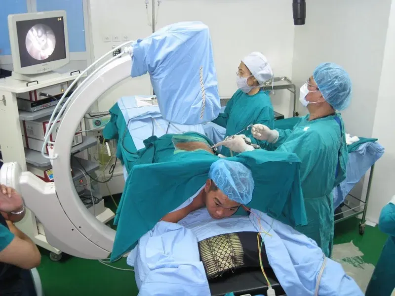 Thăm khám kỹ lưỡng giúp bác sĩ lựa chọn phương pháp phẫu thuật tối ưu cho từng bệnh nhân 