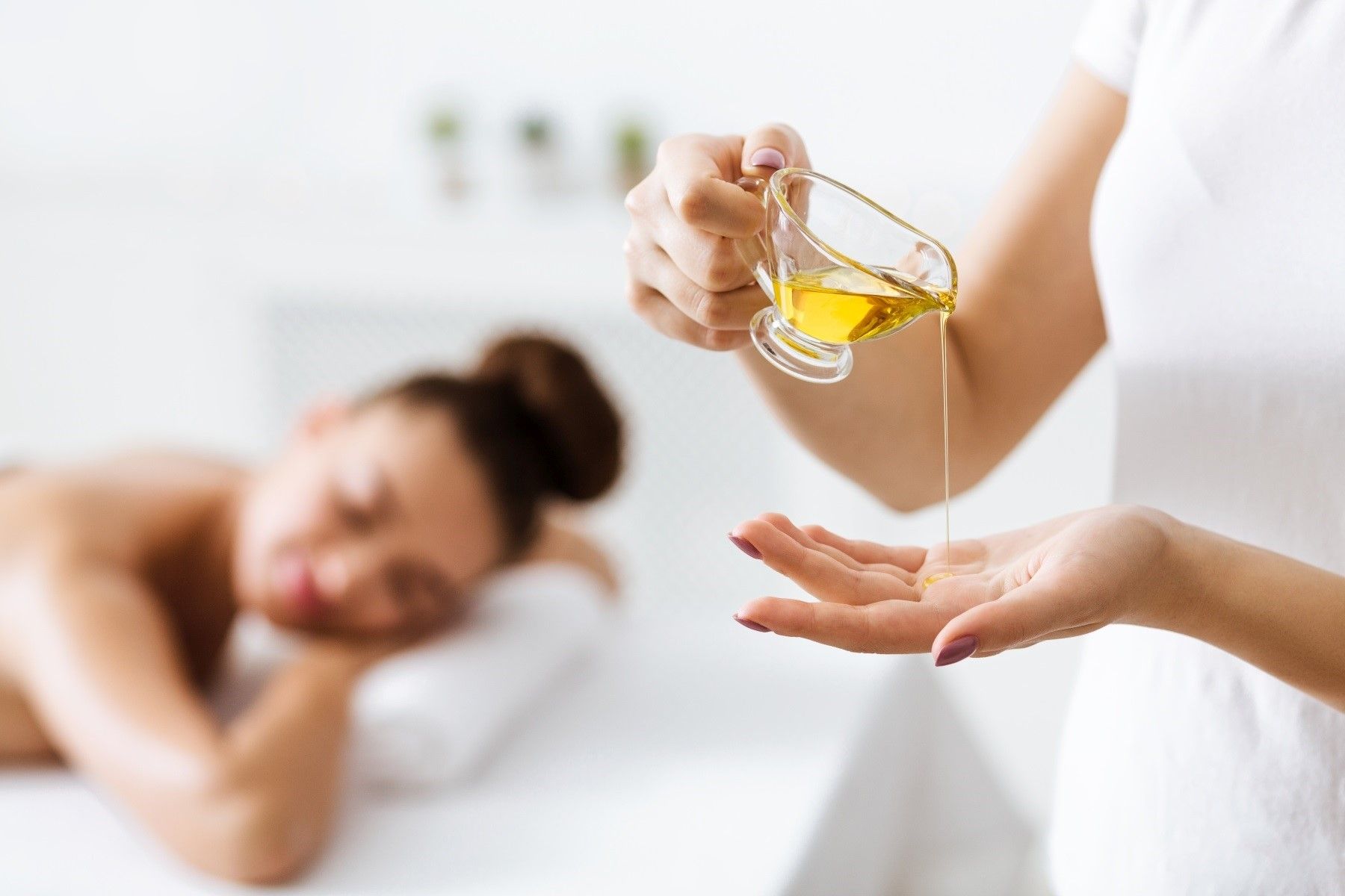 Chuẩn bị không gian yên tĩnh cùng dầu massage tự nhiên là bước khởi đầu quan trọng cho liệu pháp Lingam 