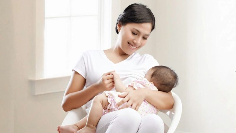 Mẹ nên tăng cường cho bé bú để duy trì lượng sữa ổn định trong kỳ kinh 