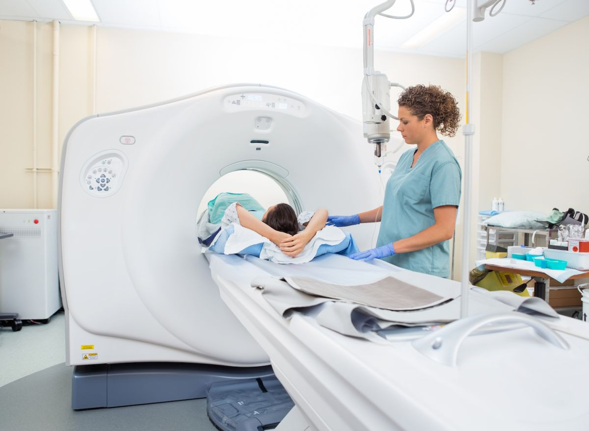 Chụp cắt lớp vi tính (CT Scan) lồng ngực giúp xác định độ lan rộng của tổn thương ác tính đến màng phổi