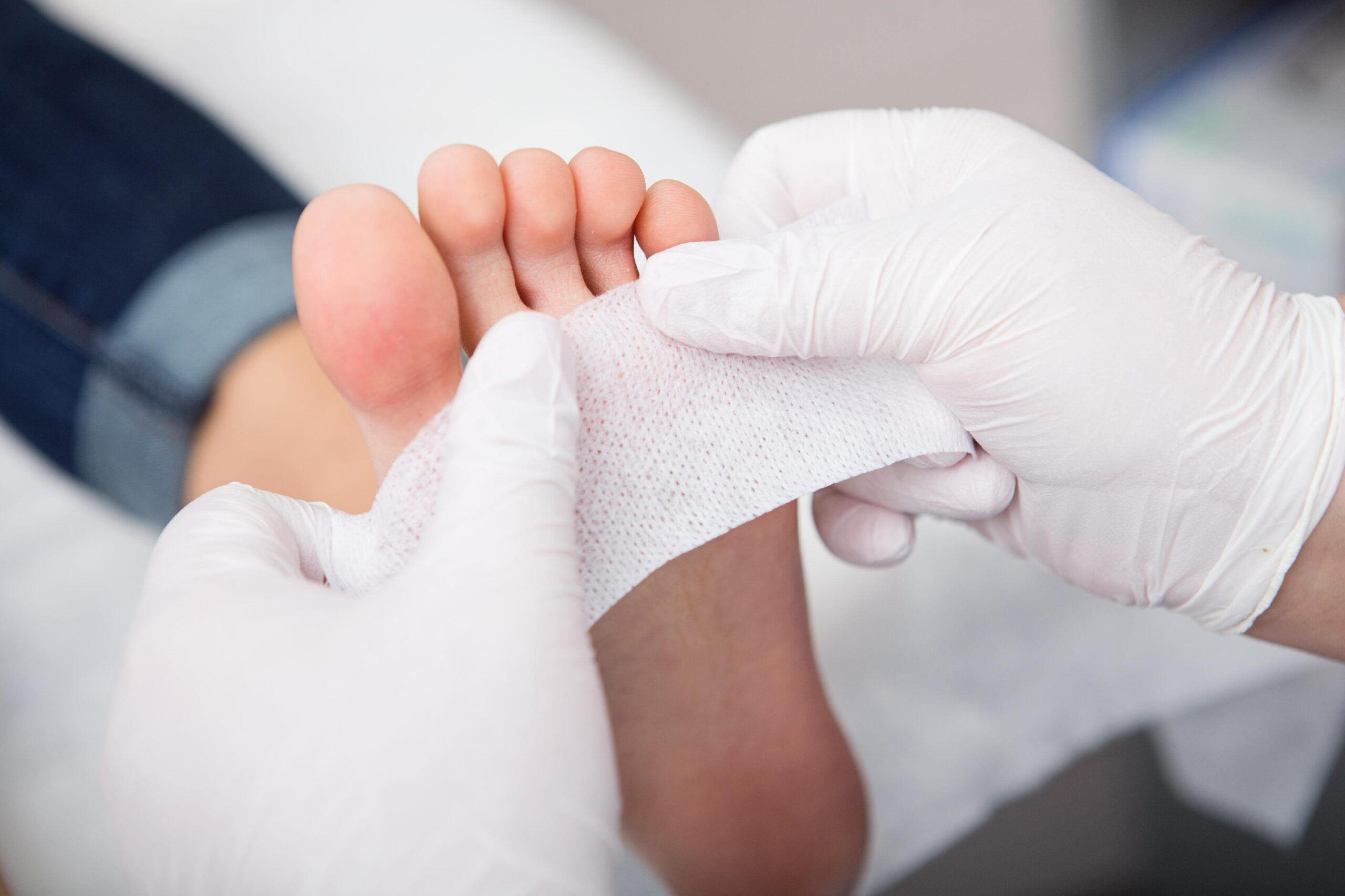 Người bệnh đái tháo đường cần thực hiện quy trình rửa chân bằng nước ấm, lau khô kỹ các kẽ ngón và kiểm tra lòng bàn chân mỗi ngày để sớm phát hiện các tổn thương vi mô 