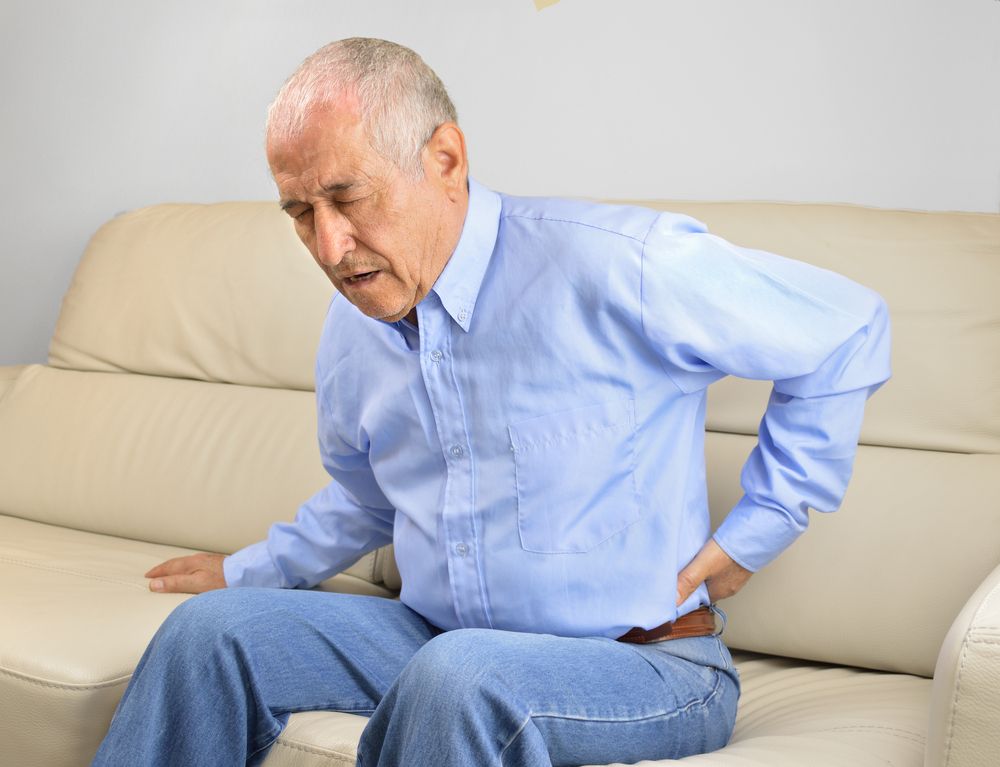 Đau lưng là dấu hiệu thường gặp khi dây chằng bị kéo giãn