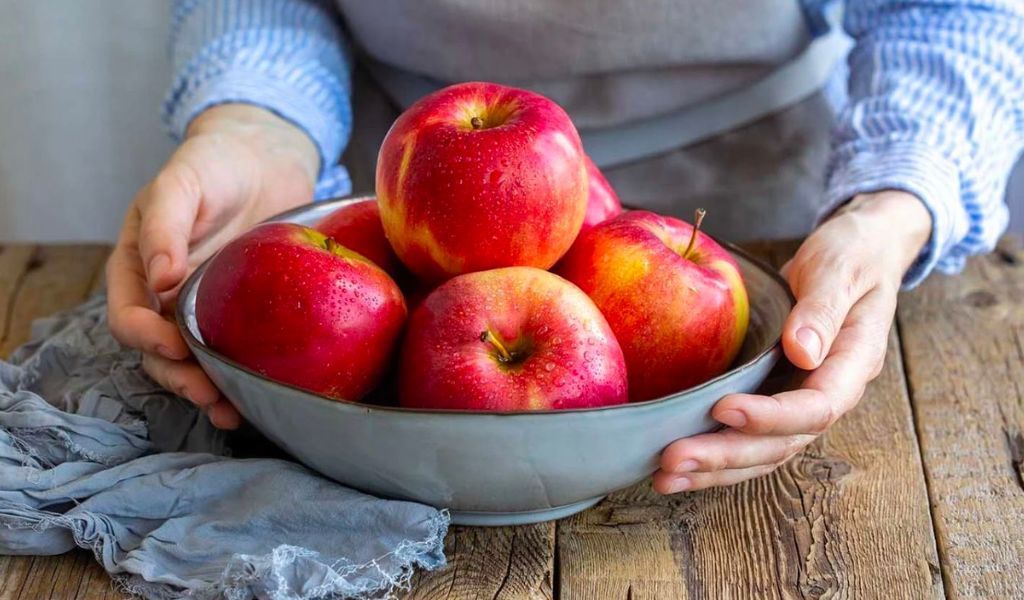 Trái cây tươi như táo cung cấp pectin hỗ trợ quá trình làm sạch hệ tiêu hóa và giảm tải cho gan 