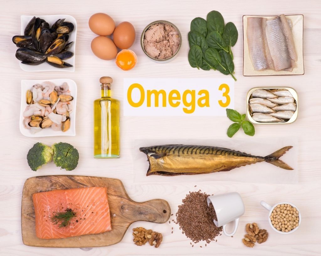 Hình ảnh minh họa các loại hạt và thực phẩm giàu omega 3 có nguồn gốc thực vật. 