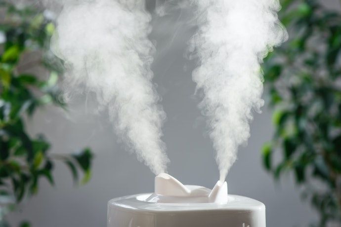 Sử dụng máy tạo độ ẩm và xông hơi ấm giúp làm dịu niêm mạc đường thở bị kích ứng