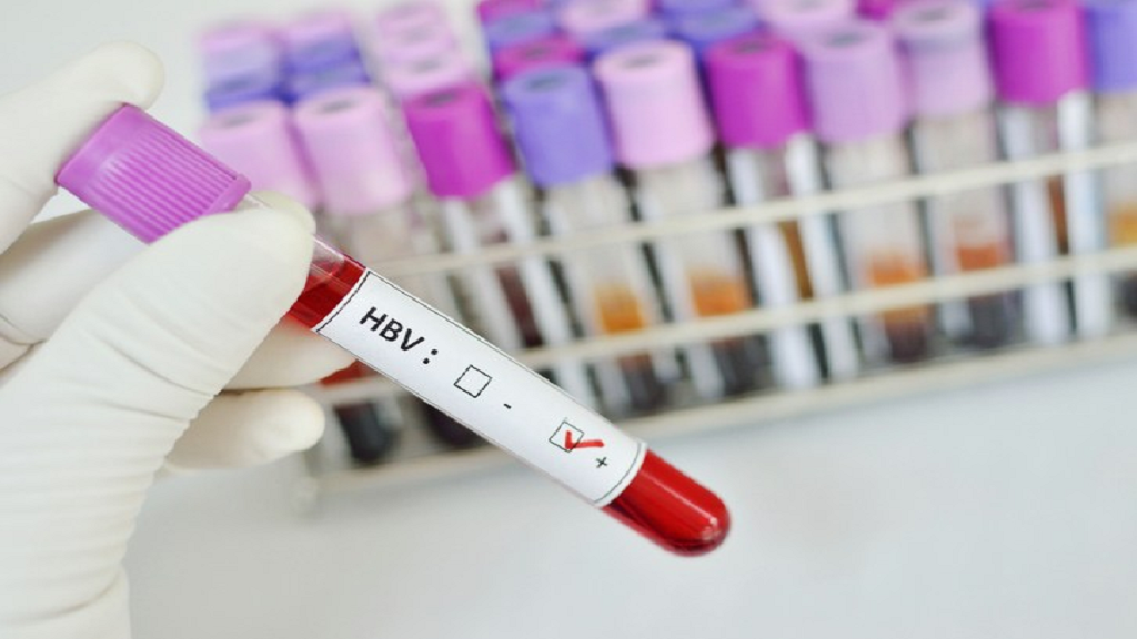 Máy phân tích huyết học và sinh hóa tại phòng xét nghiệm đạt chuẩn