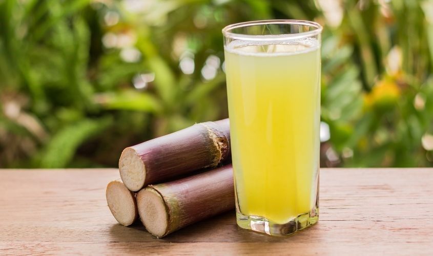 Nước mía tươi cung cấp năng lượng và bù dịch nhanh chóng cho người mệt lả do nắng