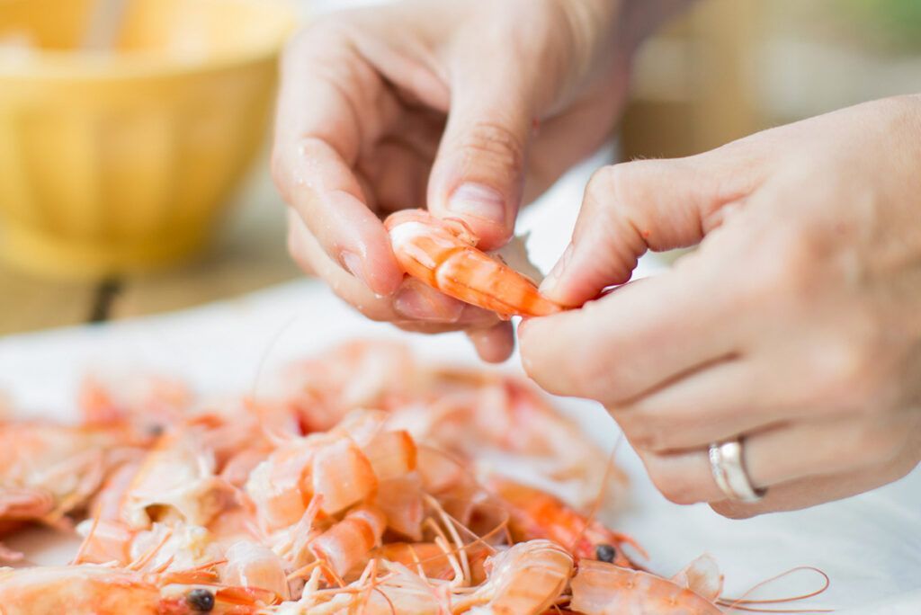 Nên nấu tôm dưới dạng cháo hoặc súp để giảm kích ứng vùng họng 