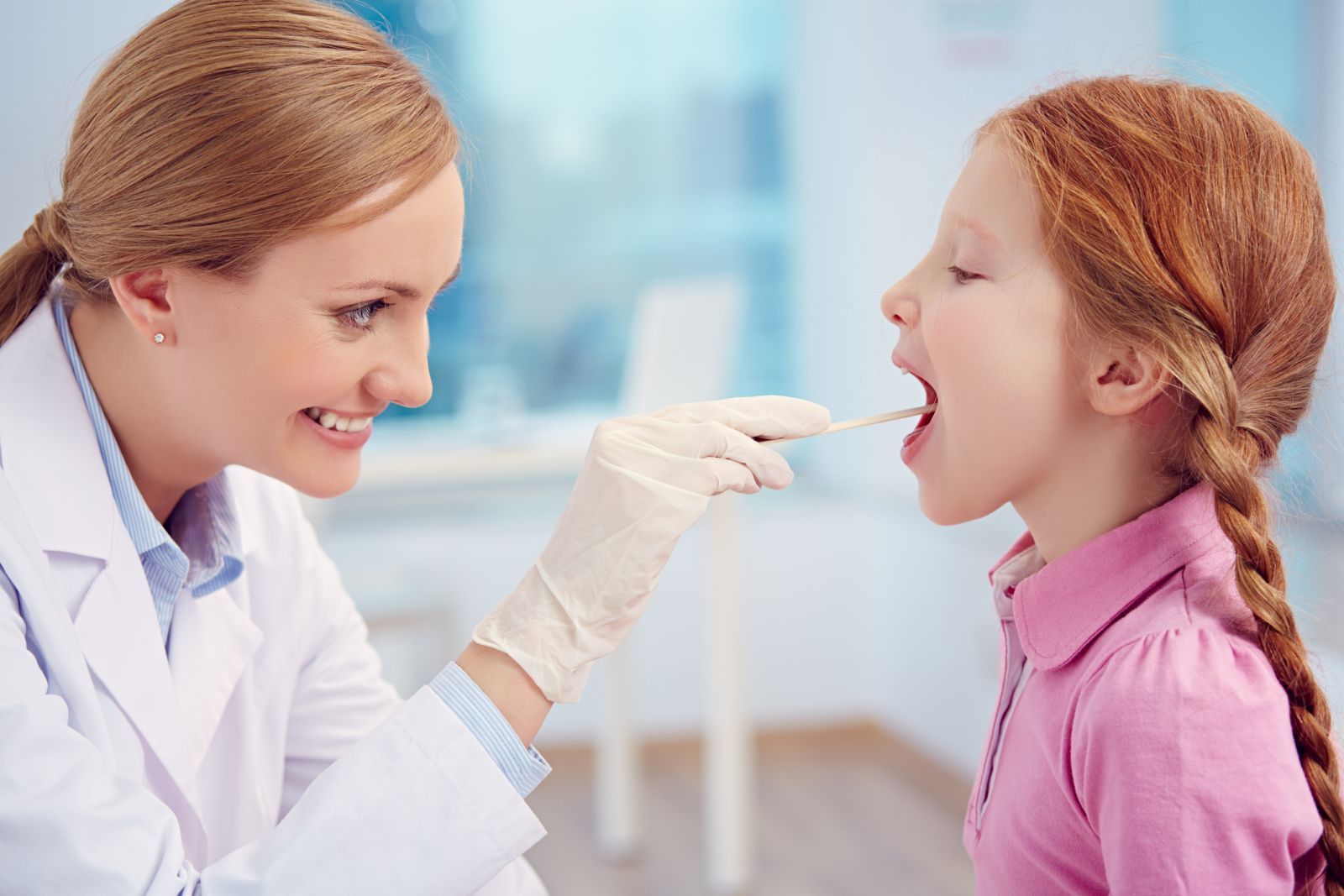 Bác sĩ có thể thăm khám vùng cổ để đánh giá tình trạng hạch bạch huyết