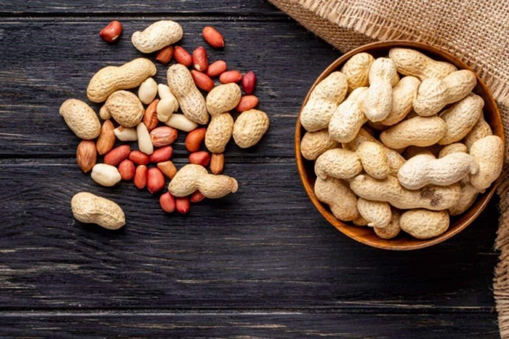 Hình minh họa người tiểu đường có thể ăn lạc với lượng vừa phải để hỗ trợ kiểm soát đường huyết nhưng không nên ăn quá nhiều