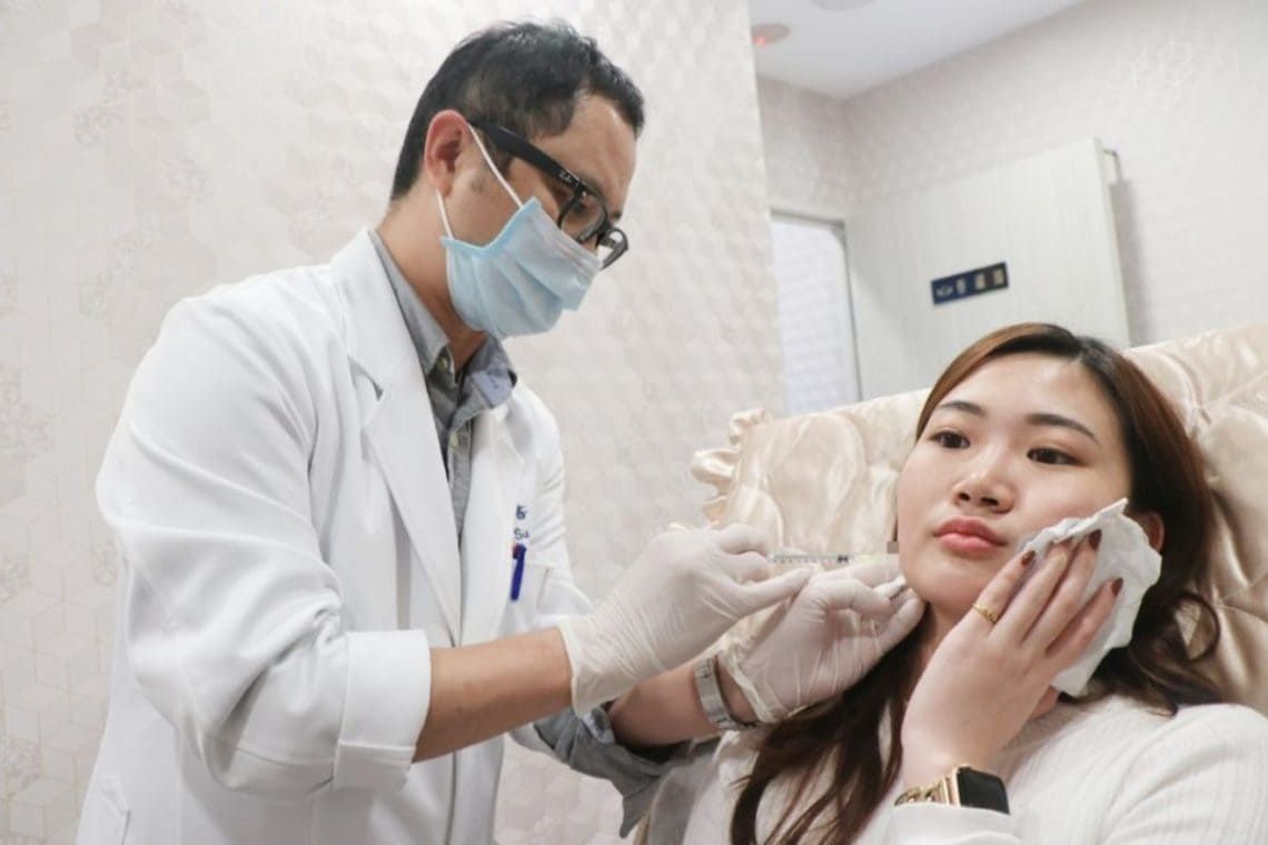 Tập luyện cơ mặt trước gương là phương pháp phục hồi chức năng hiệu quả tại nhà 