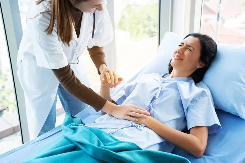 Việc tái khám định kỳ để theo dõi chỉ số hCG là bắt buộc để ngăn ngừa biến chứng ác tính 
