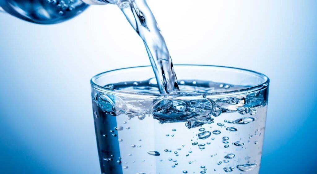 Uống đủ nước mỗi ngày có thể giúp hỗ trợ quá trình tiêu hóa