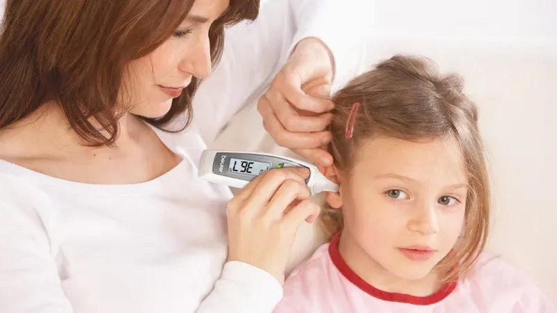 Kiểm tra nhiệt độ cơ thể thường xuyên là cách đơn giản để tầm soát tình trạng nhiễm trùng 